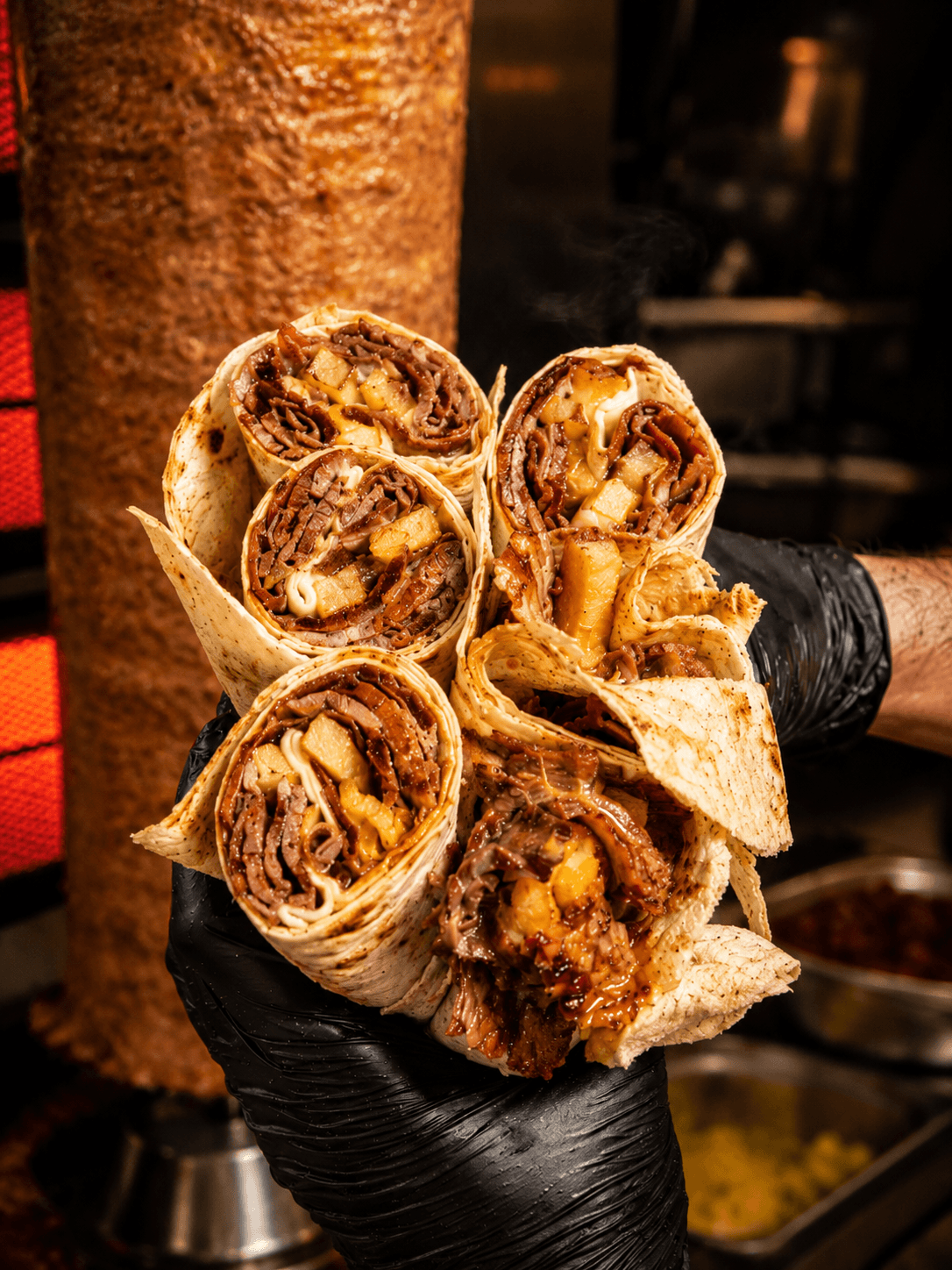 Siyaz Döner — gıda güvenlik eldiveniyle tutulan taze kesim et döner